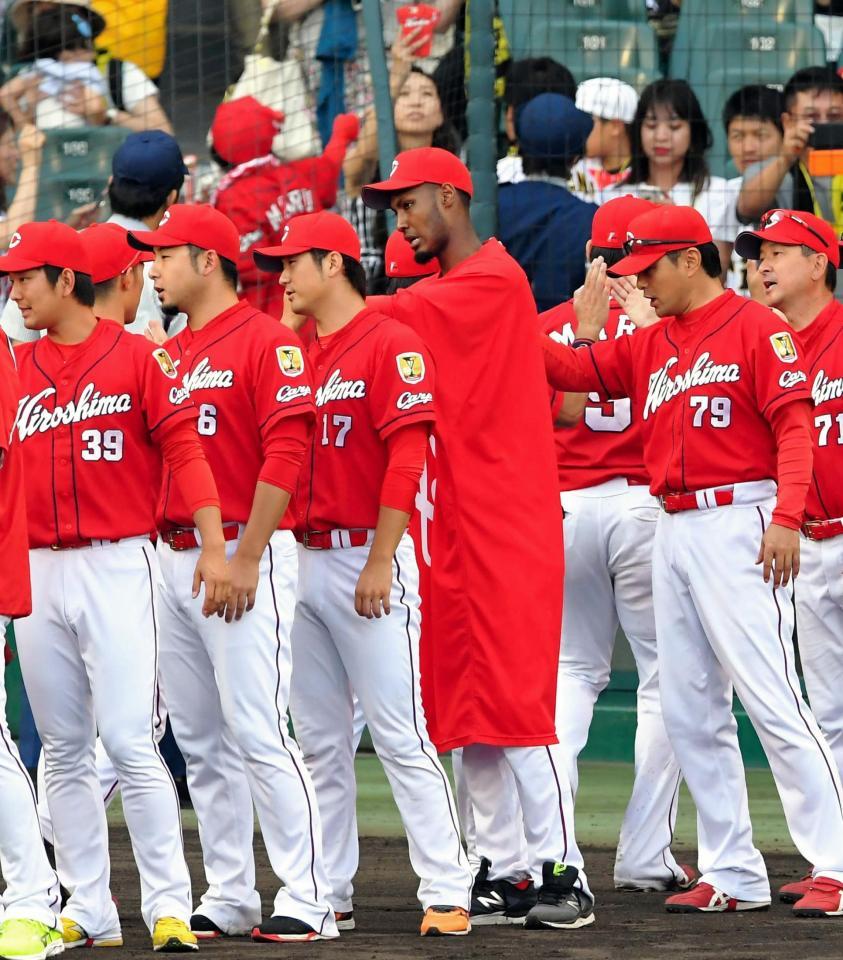 阪神に勝利し、ナインを出迎える広島・アドゥワ誠（中央）＝甲子園（撮影・高部洋祐）