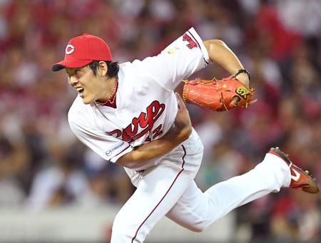 ６回、気迫の投球を見せる九里（撮影・飯室逸平）