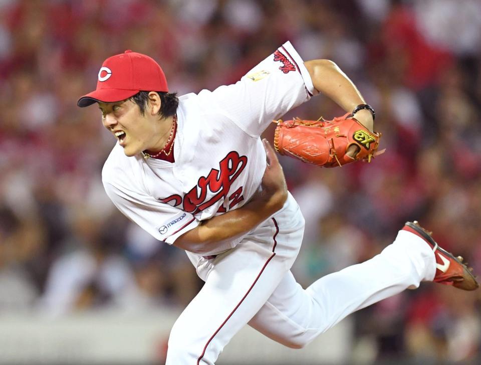 ６回、気迫の投球を見せる九里（撮影・飯室逸平）