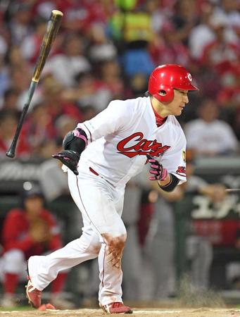 　６回、右前に適時打を放つ丸（撮影・飯室逸平）