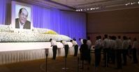 衣笠氏お別れ会で献花するカープナイン＝広島市内