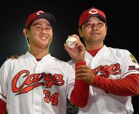 広島・緒方孝市監督から初勝利を祝福され笑顔の広島・高橋昂也＝マツダスタジアム（撮影・飯室逸平）