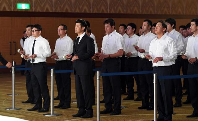 衣笠さんお別れの会　緒方監督「秋には日本一の報告ができるよう」遺影に誓う