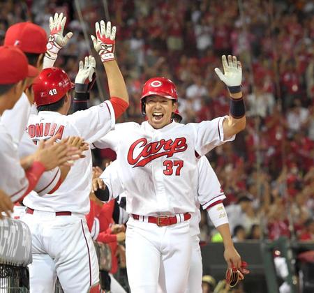 　５回、逆転３ランを放ち歓喜する野間（中央）ら広島ナイン（撮影・飯室逸平）