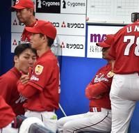 　８回、同点に追いつかれベンチで厳しい表情の緒方監督（右）＝撮影・中田匡峻