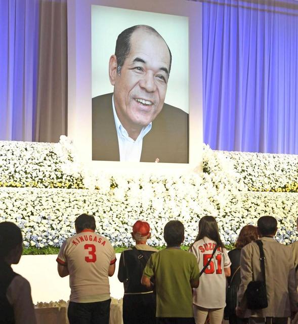 緒方監督 衣笠さんに誓う 強いカープに…3連覇、そして日本一へ