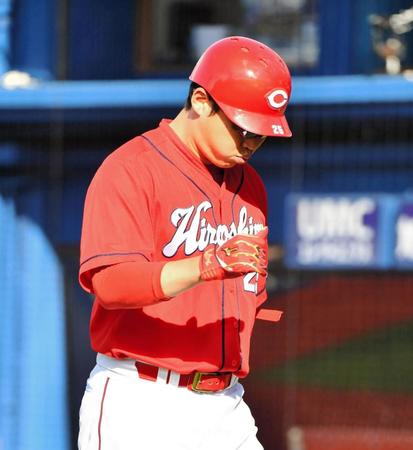 ７回、新井は遊ゴロに倒れ肩を落とす（撮影・中田匡峻）