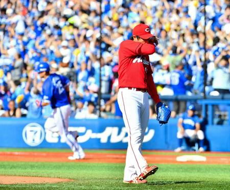 　６回、筒香（左）に逆転の２ランを許しうなだれる野村（撮影・中田匡峻）