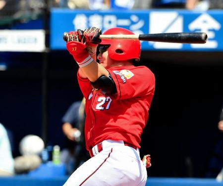 ２回広島１死二、三塁、先制の左前適時打を放つ広島・会沢翼＝横浜スタジアム（撮影・中田匡峻）