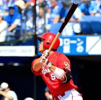 ３回広島１死一、三塁、勝ち越しの適時二塁打を放つ広島・鈴木誠也＝横浜スタジアム（撮影・中田匡峻）