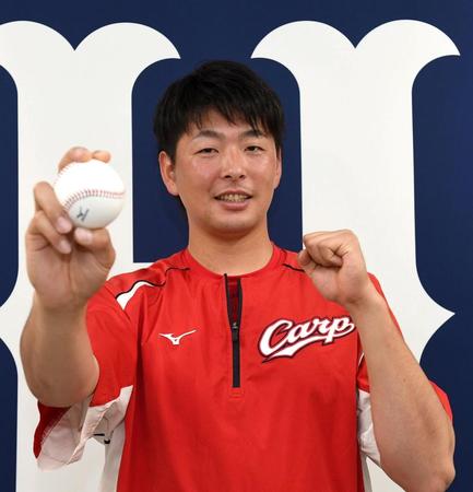 オールスター出場が決まり、ボールを手に笑顔の広島・大瀬良大地＝マツダスタジアム（撮影・飯室逸平）