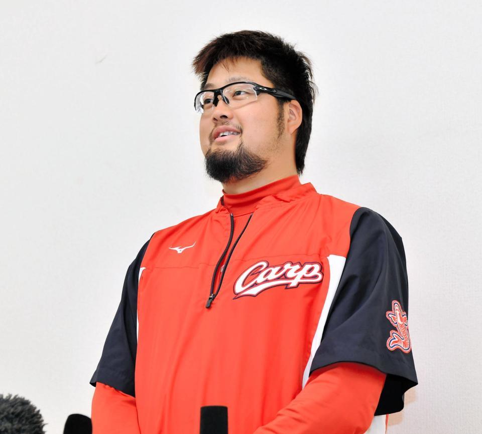 監督推薦での球宴出場が決まり、笑顔で会見する中崎（撮影・中田匡峻）