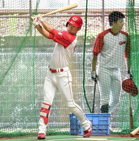 　野間（右）らと共に打撃練習する西川（撮影・飯室逸平）