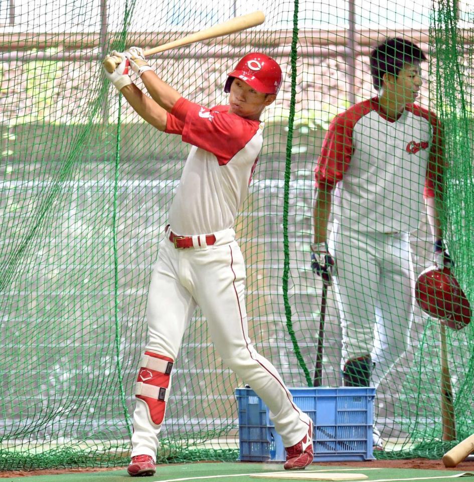 　野間（右）らと共に打撃練習する西川（撮影・飯室逸平）