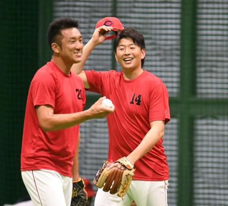 広島・永川勝浩と談笑する広島・大瀬良大地（右）＝マツダスタジアム（撮影・飯室逸平）