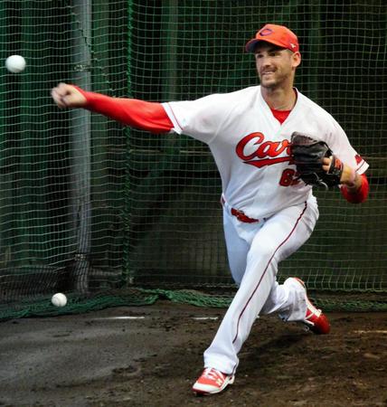 来日後、初めてブルペンに入り投球練習したヘルウェグ　