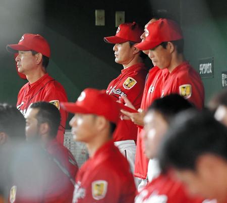 ９回、ベンチで険しい表情を見せる広島・緒方孝市監督（中央奥）＝東京ドーム（撮影・出月俊成）