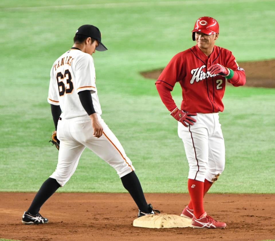 　３回、二盗を決め、弟の巨人二塁手・田中俊（左）の横で笑顔を見せる広島・田中