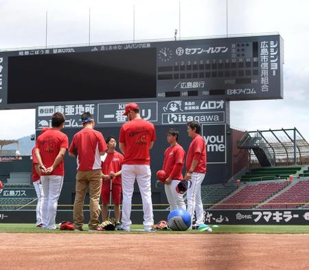 マツダで練習する広島投手陣＝マツダスタジアム（撮影・飯室逸平）