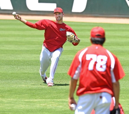 　畝投手コーチ（手前）が見守る中、投球練習するヘルウェグ（撮影・飯室逸平）