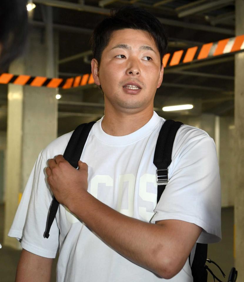 　治療を終え、報道陣の取材に応じる大瀬良