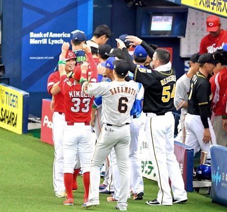 ２回、ソロを放ちナインに迎えられる鈴木（左）＝撮影・北村雅宏　