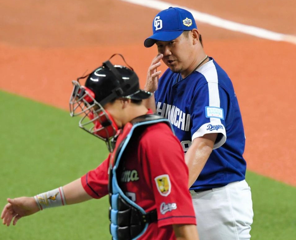 　１回の投球を終え、会沢（手前）と話しながらベンチに戻る松坂（撮影・高部洋祐）