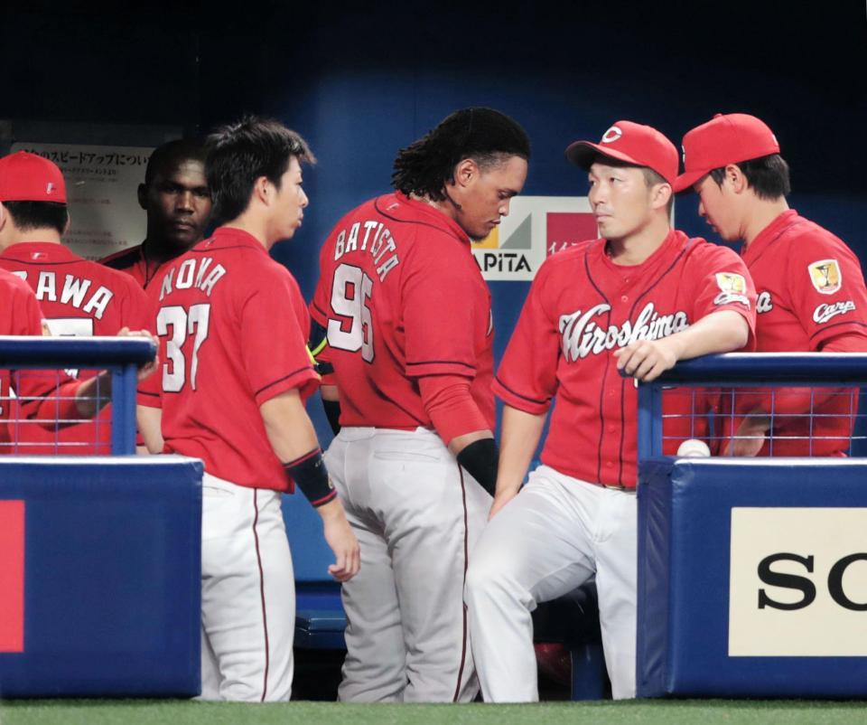 　中日に１安打完封負け。鈴木（右から２人目）ら広島ナインはガックリと引き揚げる