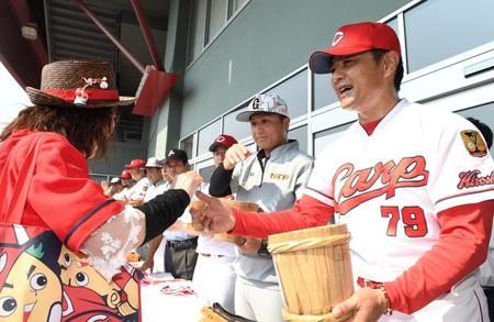 西日本豪雨災害義援金を募る広島・緒方孝市監督（右）、巨人・高橋由伸監督ら両軍の選手たち＝マツダスタジアム（撮影・飯室逸平）