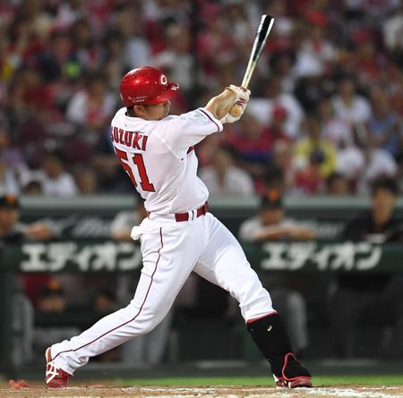 ５回、代打で出場し中飛に倒れる広島・鈴木誠也＝マツダスタジアム（撮影・飯室逸平）