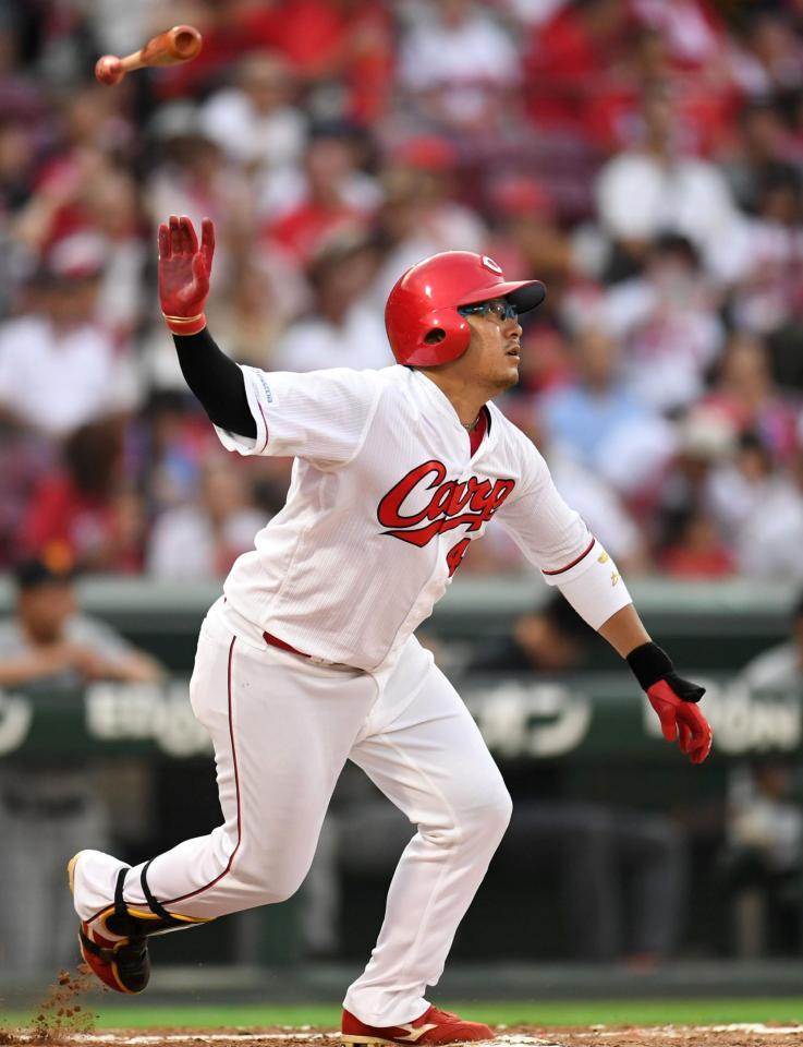 ２回、右越えに２ランを放つ広島・松山竜平＝マツダスタジアム（撮影・飯室逸平）