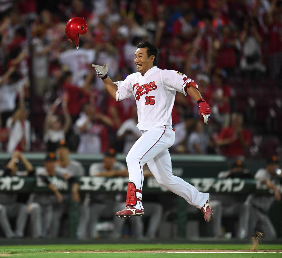 　１０回、サヨナラ２ランを放ち歓喜の生還をする下水流（撮影・飯室逸平）