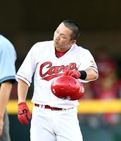 １回、二塁上で汗をぬぐう広島・鈴木誠也＝マツダスタジアム（撮影・飯室逸平）