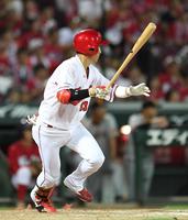 ５回、同点タイムリーを放つ広島・西川龍馬＝マツダスタジアム（撮影・飯室逸平）