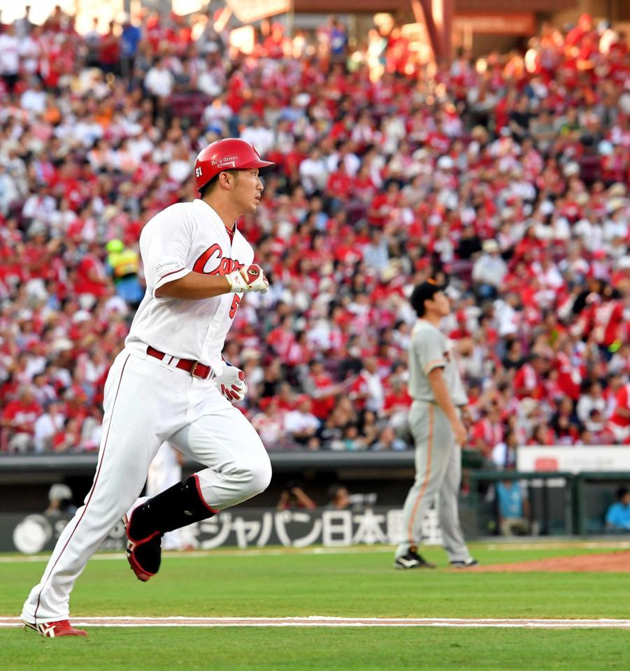 　１回、菅野から先制の適時二塁打を放つ鈴木（撮影・飯室逸平）