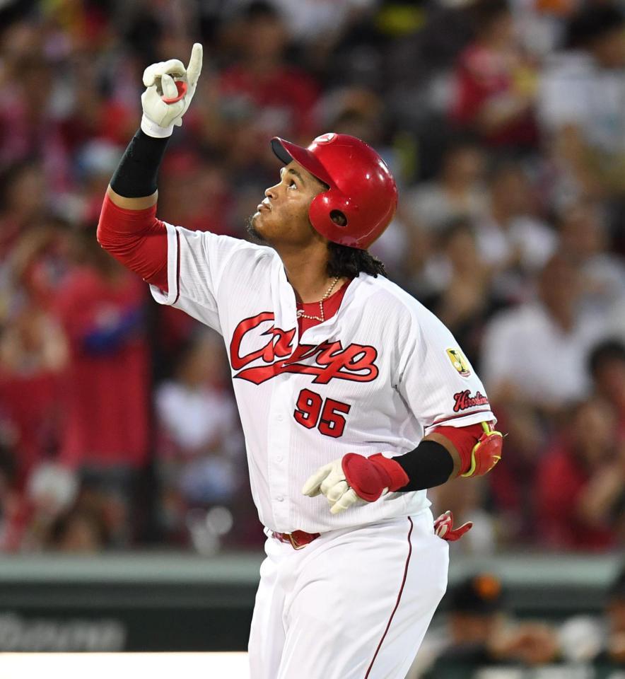 ４回、チーム初安打となるソロを放ち天を指さし生還する広島・バティスタ＝マツダスタジアム（撮影・飯室逸平）