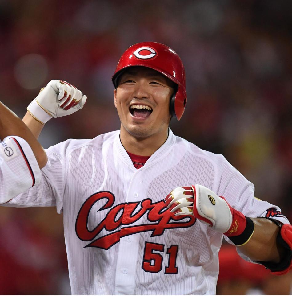 ５回、同点ソロを放ち歓喜する広島・鈴木誠也＝マツダスタジアム（撮影・飯室逸平）