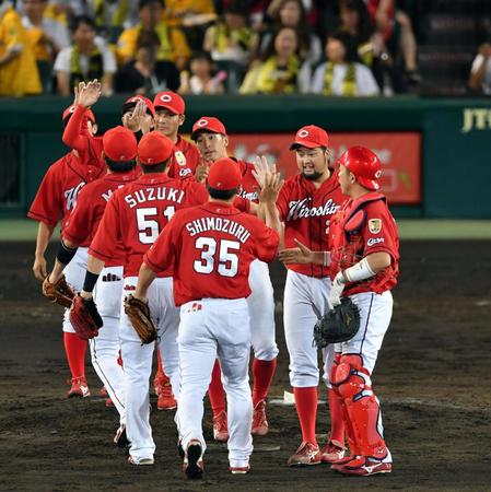 阪神に勝ち喜ぶ広島・中崎翔太（右から２人目）ら広島ナイン＝甲子園（撮影・山口登）