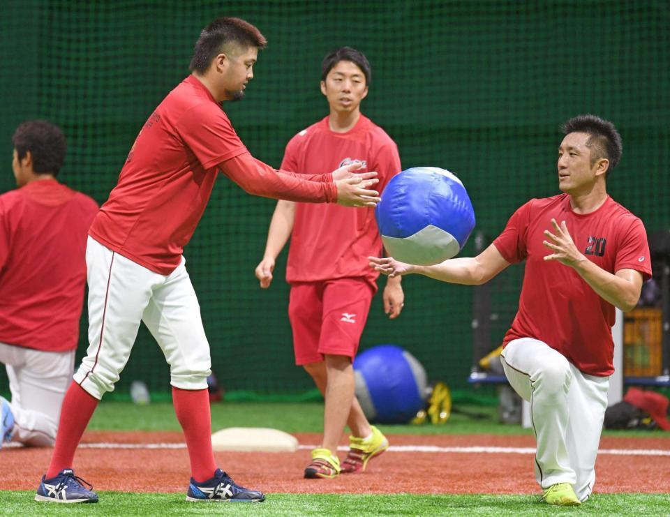 　永川（右）と共にトレーニングする中崎