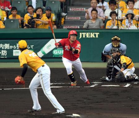 １回広島２死一・二塁、広島・松山は中前に先制適時打を放つ＝甲子園（撮影・山口登）