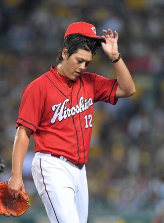 ３回、４点を失い、肩を落としてベンチに引き揚げる広島・九里亜蓮＝甲子園（撮影・北村雅宏）