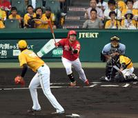 １回広島２死一・二塁、広島・松山は中前に先制適時打を放つ＝甲子園（撮影・山口登）