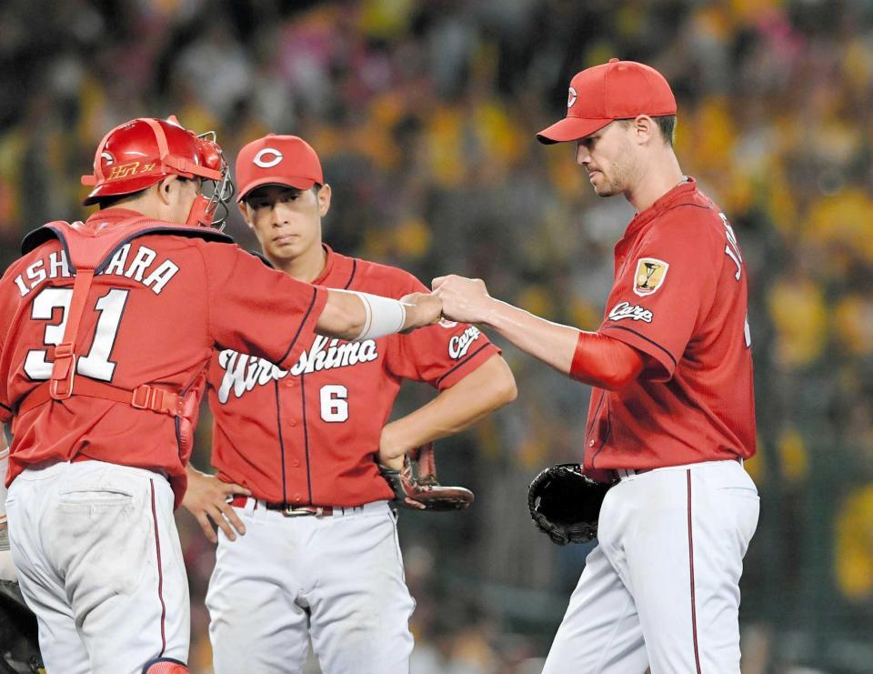 ７回途中、先発の役目をきっちりと果たしたジョンソンは石原とタッチを交わしてマウンドを降りる（撮影・田中太一）　