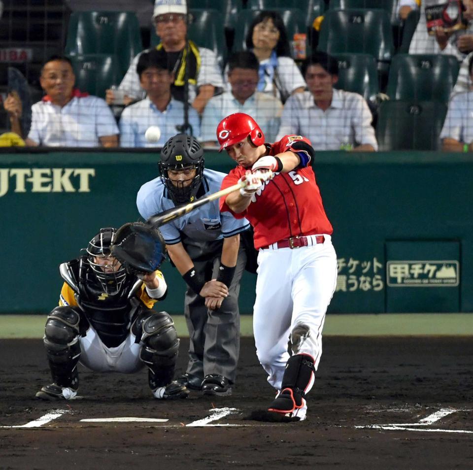 　６回、鈴木は左中間にソロを放つ（捕手・梅野）＝撮影・山口登