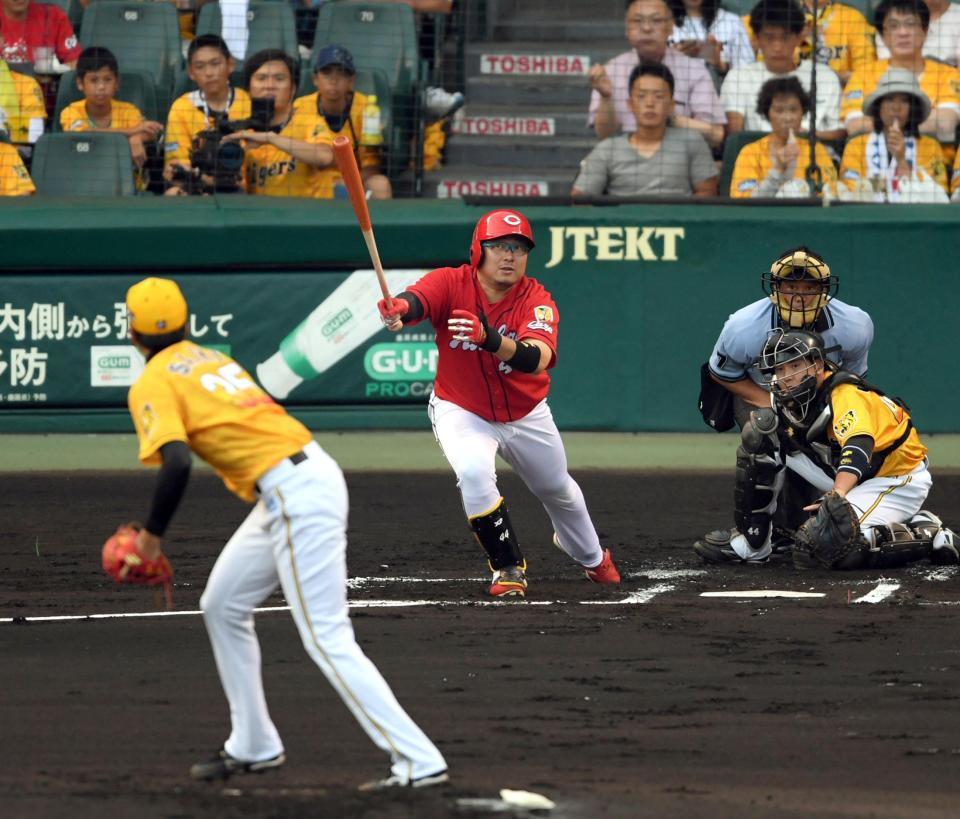 １回広島２死一・二塁、広島・松山は中前に先制適時打を放つ＝甲子園（撮影・山口登）