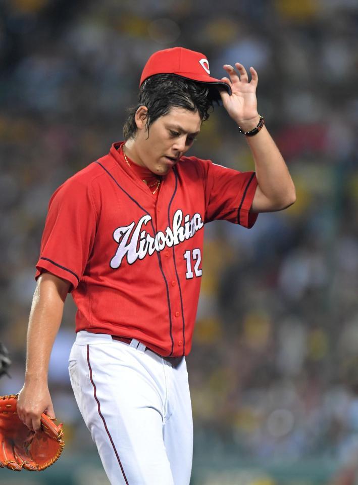 ３回、４点を失い、肩を落としてベンチに引き揚げる広島・九里亜蓮＝甲子園（撮影・北村雅宏）