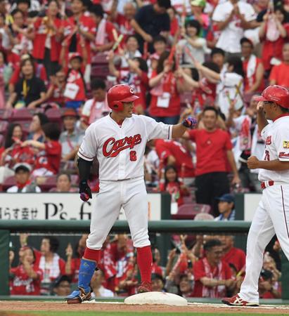 １回広島、２死一、二塁、先制タイムリーを放ち、一塁上でグータッチする広島・安部友裕＝マツダスタジアム（撮影・飯室逸平）