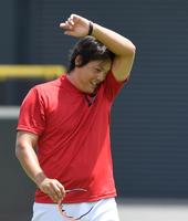 　ヤクルト戦へ向け調整する九里（撮影・飯室逸平）