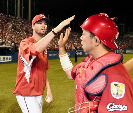 　ウイニングボールを手に石原（右）を笑顔で出迎えるジョンソン（撮影・棚橋慶太）