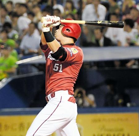 　７回、２ランを放つ広島・鈴木誠也